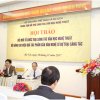 Bà Đỗ Thị Tấc, Chủ tịch Hội VHNT Lai Châu phát biểu tham luận tại Hội thảo